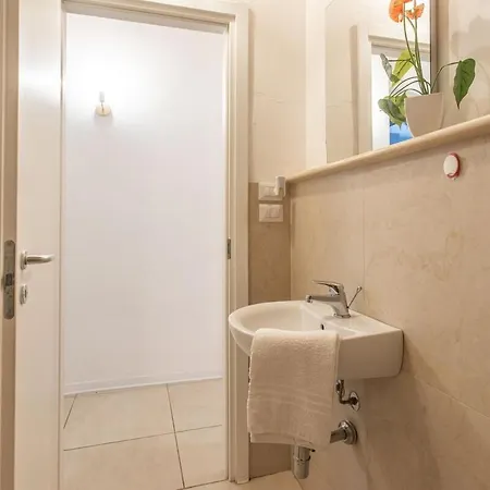 Fabretti - Modern & Elegant 2-bedroom Downtown Retreat Apartment *